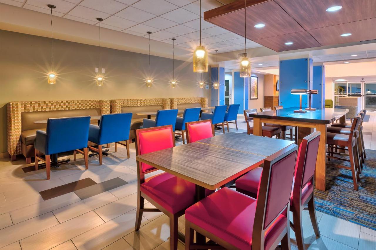 Holiday Inn Express & Suites - Effingham By Ihg Bagian luar foto