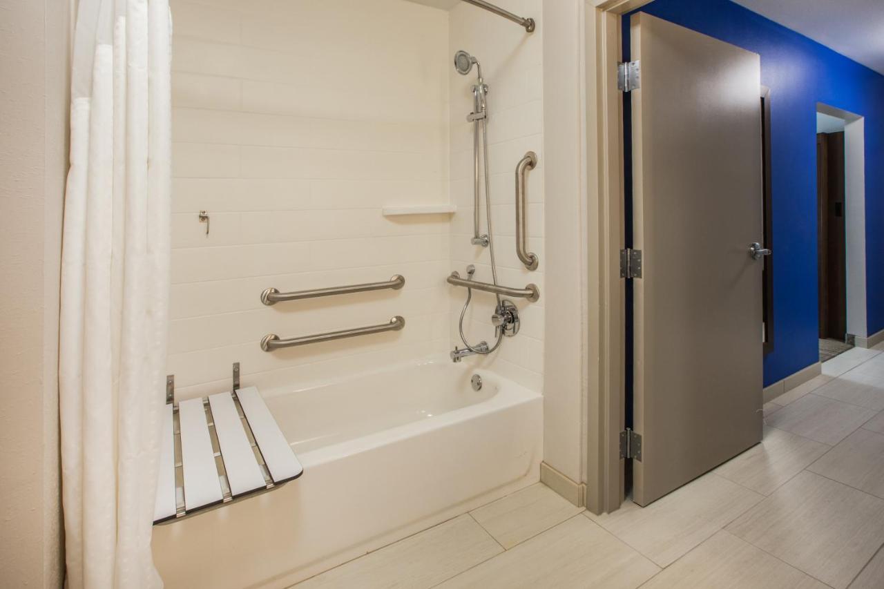 Holiday Inn Express & Suites - Effingham By Ihg Bagian luar foto