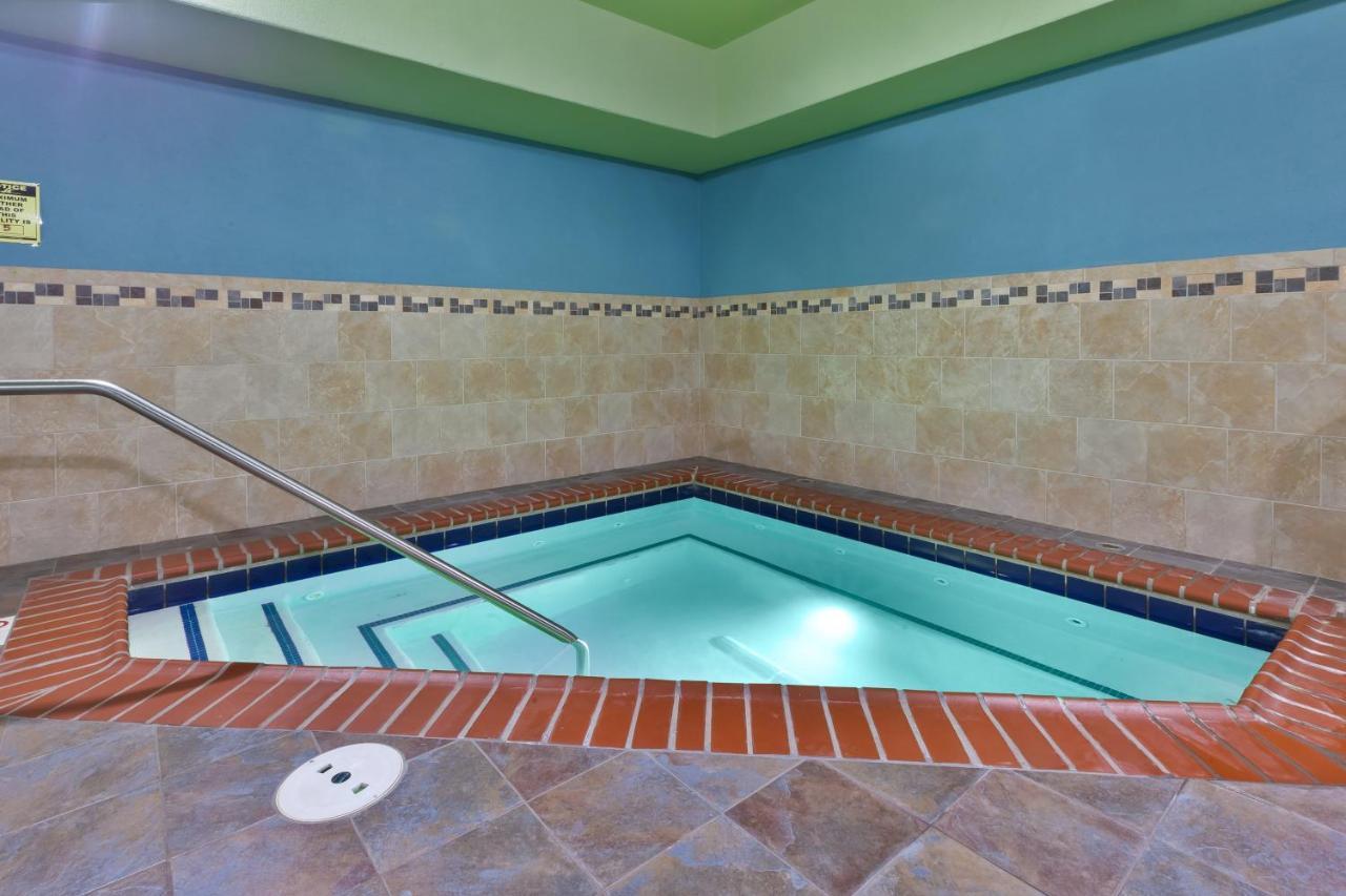 Holiday Inn Express & Suites - Effingham By Ihg Bagian luar foto
