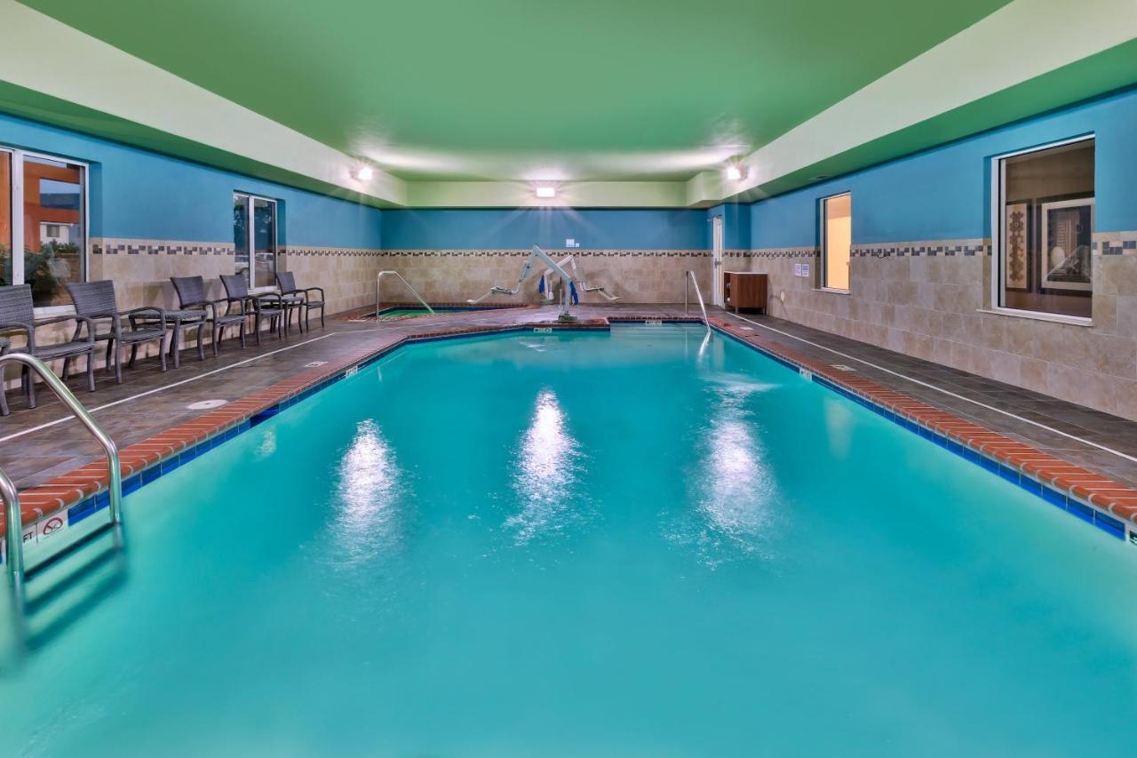 Holiday Inn Express & Suites - Effingham By Ihg Bagian luar foto