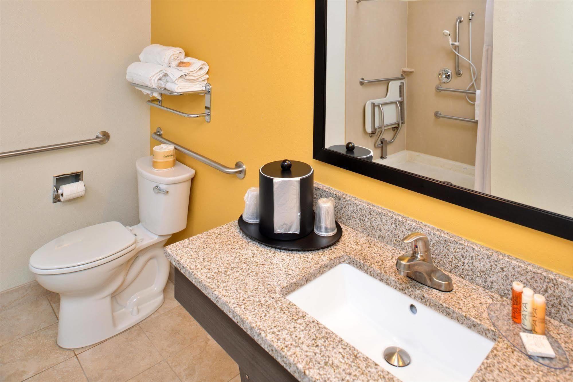 Holiday Inn Express & Suites - Effingham By Ihg Bagian luar foto